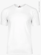 Charger l&#39;image dans la galerie, Premium Herren Piquee T-Shirt mit Logostickerei ton in ton
